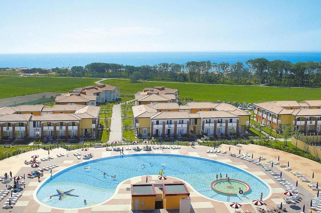 Appartamento In Villaggio Ai Pini In Lido Altanea
